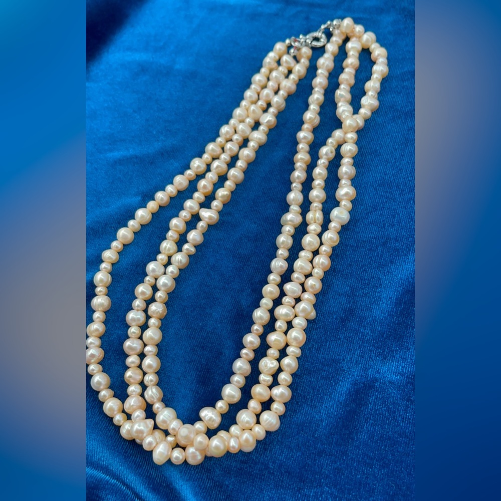 Rose gold pearl neckless three strings